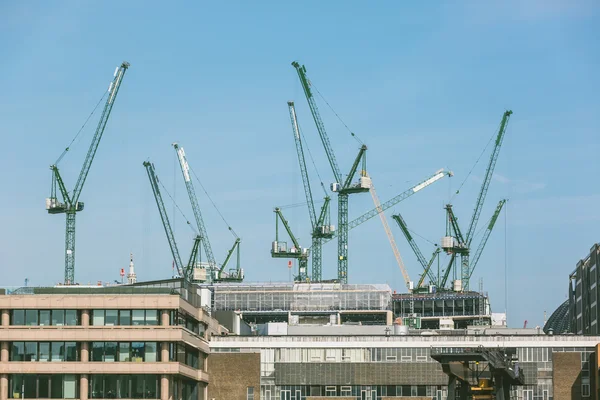 Grues sur un chantier à Londres près de Thames — Photo