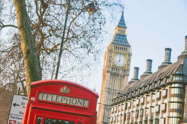 Big Ben ünlü kırmızı telefon kutusu arka plan üzerinde