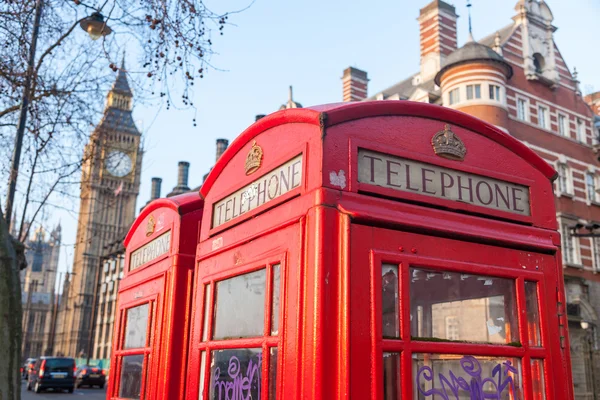 Big Ben ünlü kırmızı telefon kutusu arka plan üzerinde — Stok fotoğraf