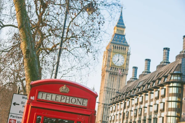 Famous red telephone box with Big Ben on background — Stock Photo, Image