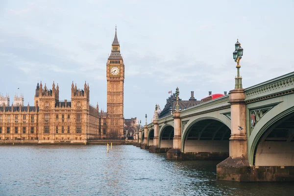 Big Ben e edifício do Parlamento no início da manhã em Londres — Fotografia de Stock