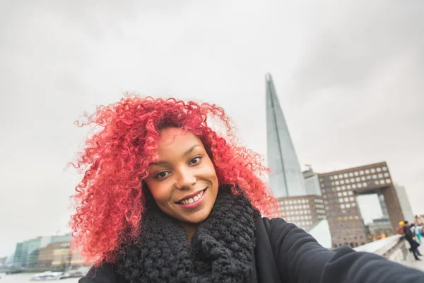 Girl taking selfie in London with Shard skyscraper on background — Stock Photo, Image