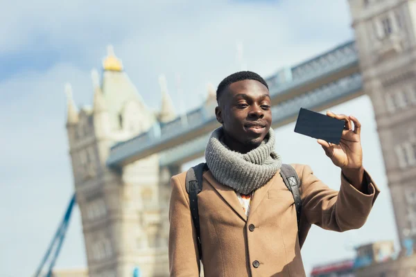 Mann macht Selfie in London mit Tower Bridge im Hintergrund — Stockfoto