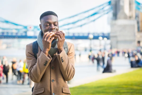 Young man having lunch break in London — Stockfoto