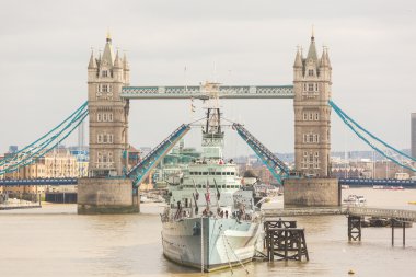 Tower Bridge Londra asma köprü ile açın