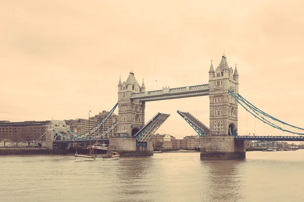 Tower Bridge w Londynie z otwarty most zwodzony — Zdjęcie stockowe