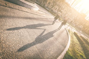 Gölgeler kadın ikizlerin şehirde elele.