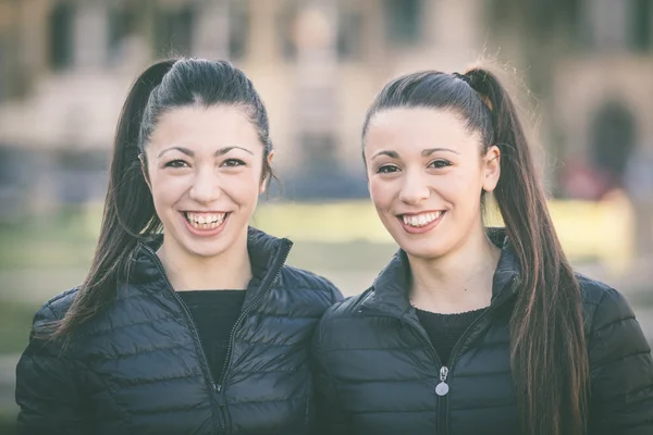 Portrait de jumelles au parc — Photo