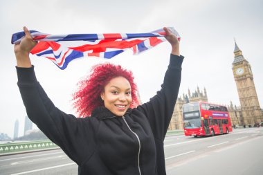 Londra Büyük Britanya bayrağı tutan güzel Dişileştirilmiş kadın