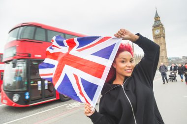 Londra Büyük Britanya bayrağı tutan güzel Dişileştirilmiş kadın