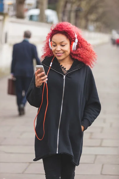 Beautiful woman listening music in London — Stock Photo, Image