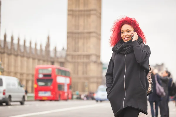 Vacker kvinna talar om mobil med Big Ben på bakgrund — Stockfoto