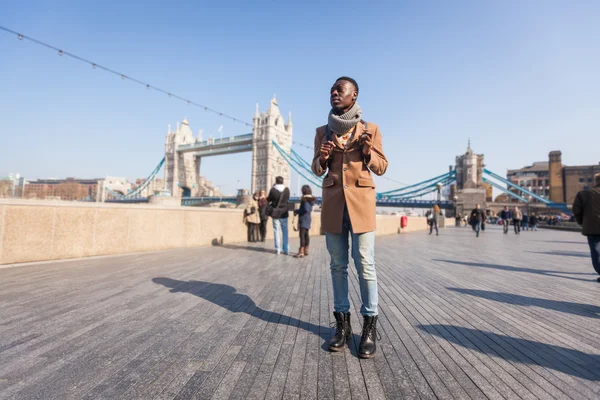 Man lopen in Londen op Thames stoep — Stockfoto