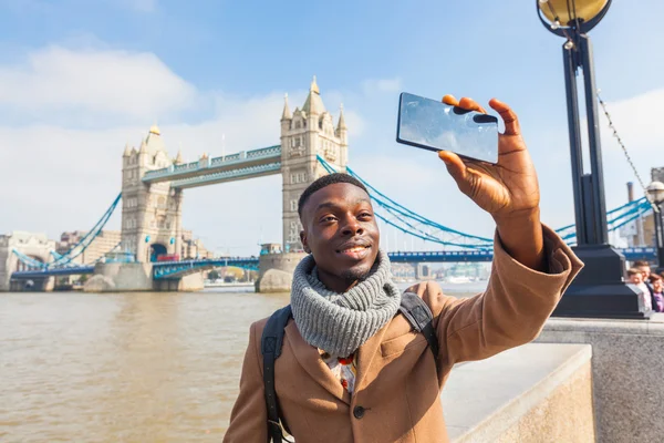 Uomo scattare selfie a Londra con Tower Bridge sullo sfondo — Foto Stock