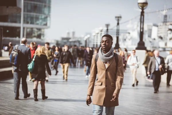 Hombre caminando en Londres en la acera del Támesis — Foto de Stock