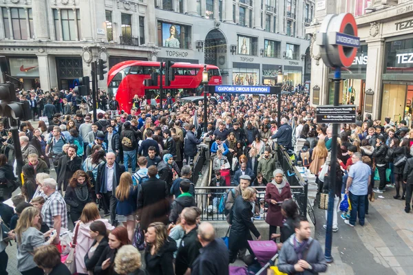 Crowd at tube station in London — Stock Photo, Image
