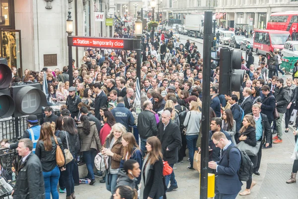 Crowd at tube station in London — Stock Photo, Image