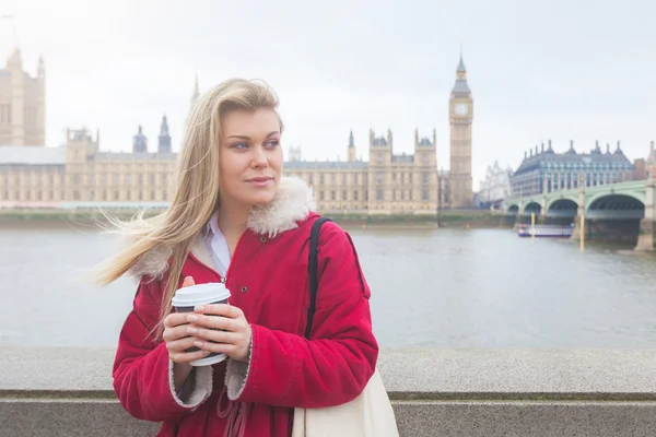Όμορφη ξανθιά νεαρή γυναίκα κρατά φλιτζάνι τσάι στο Λονδίνο — Φωτογραφία Αρχείου