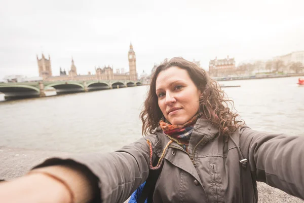 Vacker kvinna med en selfie i London — Stockfoto