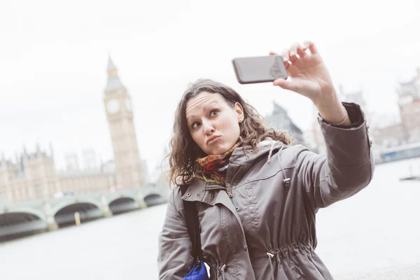 Beautiful woman taking a selfie in London — Stock Photo, Image
