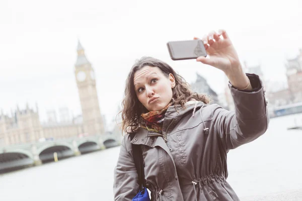 Schöne Frau macht ein Selfie in London — Stockfoto