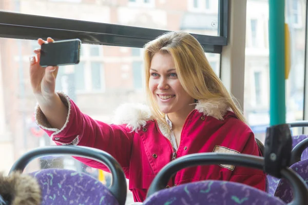 Beautiful young woman taking a selfie while commuting in London — Stock Photo, Image