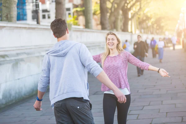 Pareja feliz reunión después de mucho tiempo —  Fotos de Stock