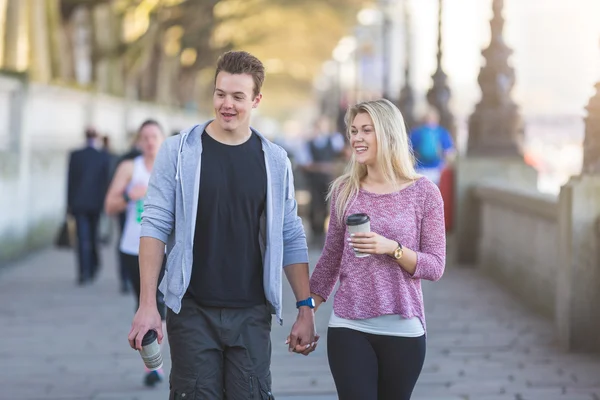 Young couple walking in London holding a cup of tea — Stock Photo, Image