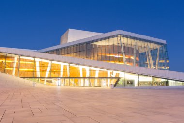 Mavi saatte Oslo Opera Binası
