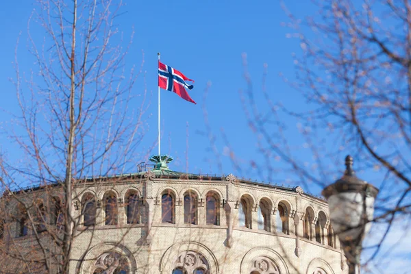 Norwegian flag on parliament building rooftop — Stock Photo, Image