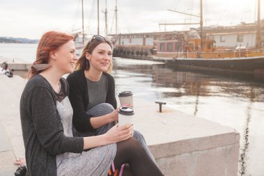 İki güzel İskandinav kızlar Oslo, hayattan zevk liman