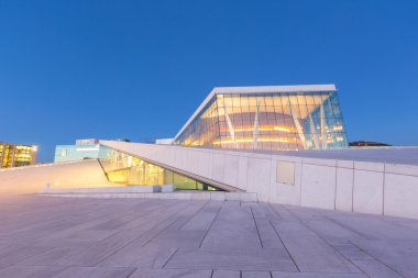 Mavi saatte Oslo Opera Binası