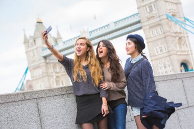 Londra'da bir selfie alarak kız çok ırklı grubu