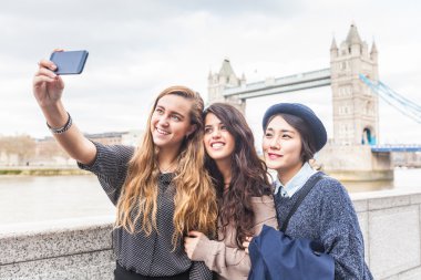 Londra'da bir selfie alarak kız çok ırklı grubu