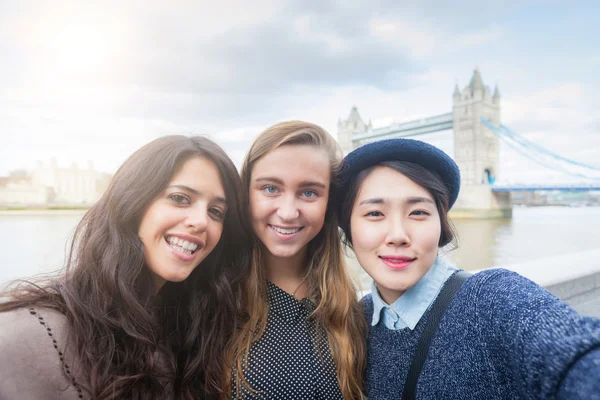 Többnemzetiségű csoport a lányok egy londoni selfie — Stock Fotó