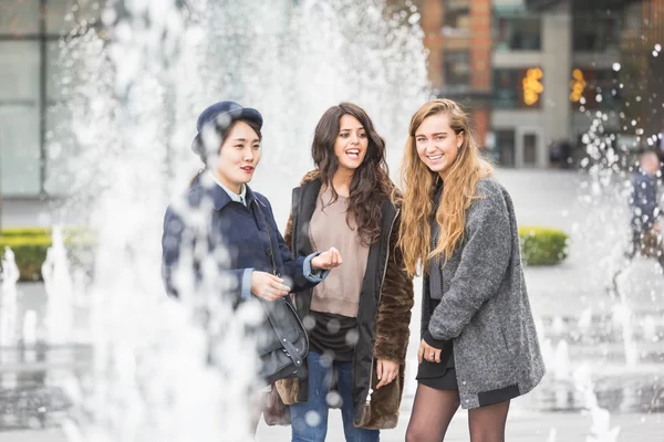 Londra'da eğleniyor kız çok ırklı grubu — Stok fotoğraf