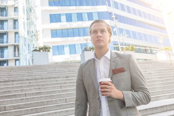 Gammaldags ung man i Oslo håller en kopp kaffe — Stockfoto