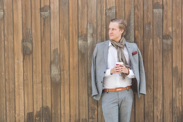 Модный молодой человек в Осло держит чашку кофе — стоковое фото