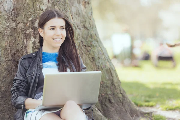 コンピューターを使用してロンドンの公園で若い女性 — ストック写真