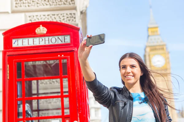 Młoda kobieta w Londynie z budki telefonicznej i Big Ben — Zdjęcie stockowe