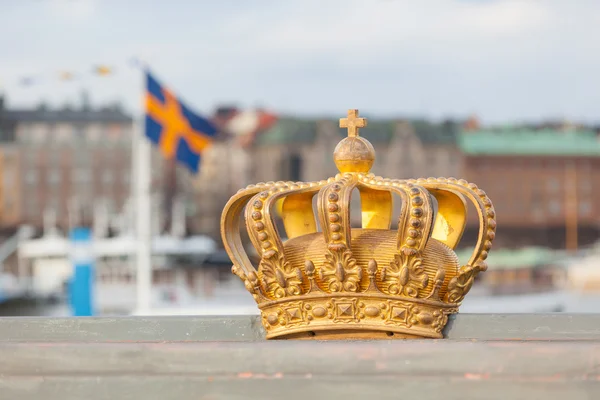 Mahkota emas dengan bendera Swedia di latar belakang Stockholm — Stok Foto