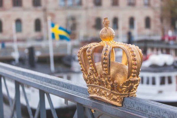 Zlatá koruna s švédská vlajka na pozadí ve Stockholmu — Stock fotografie
