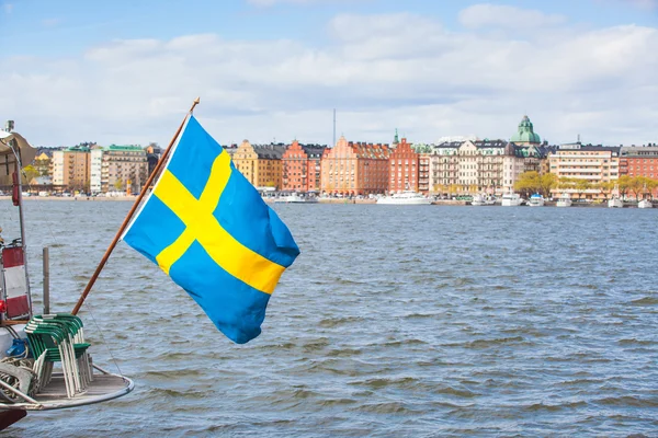 Zweedse vlag op de achterkant van een boot in Stockholm — Stockfoto