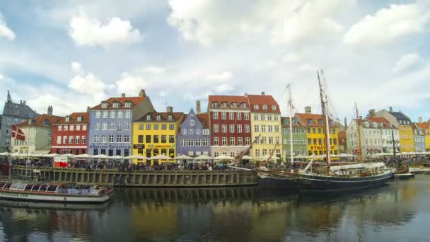 Casas coloridas en el casco antiguo de Copenhague — Vídeos de Stock