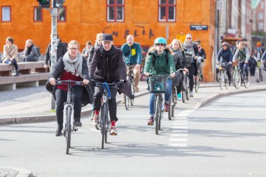 Kopenhag bisikletle giden insanlar