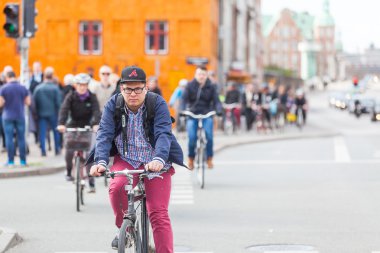 Kopenhag bisikletle giden insanlar