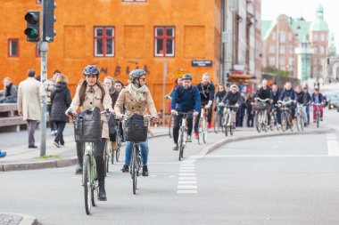 Kopenhag bisikletle giden insanlar