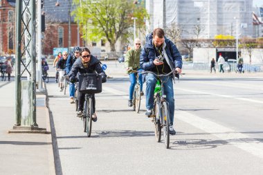 Kopenhag bisikletle giden insanlar