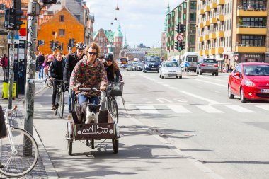 Kopenhag bisikletle giden insanlar