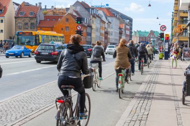 Kopenhag bisikletle giden insanlar